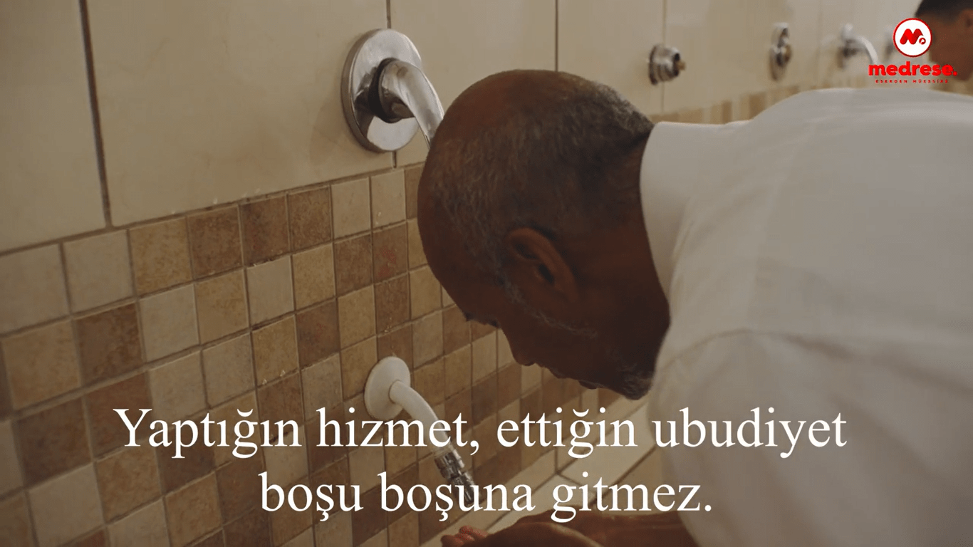 Ey insan! Yaptığın hizmet, ettiğin ubudiyet boşu boşuna gitmez.